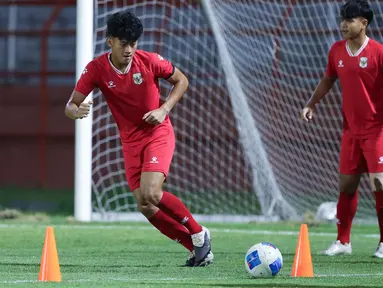 Pemain Timnas Indonesia menggelar sesi latihan terakhir jelang laga melawan Vietnam pada laga terakhir Grup A Piala AFF U-17 2026 di Stadion Gelora 10 November, Surabaya, Jawa Timur, Sabtu (18/4/2026). Timnas Indonesia akan melakoni laga hidup-mati melawan Vietnam pada pertandingan Grup A Piala AFF U-17 2026. (Bola.com/M Iqbal Ichsan)