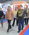 Presiden Jokowi tampil gagah mengenakan kain batik bernuansa cokelat nude, dipadukan dengan celana panjang hitam. [Foto: Instagram/jokowi]