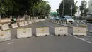 Beton pembatas jalan dipasang saat dilakukan rekayasa lalu lintas di Jalan Proklamasi, Jakarta, Senin (16/4). Rekayasa lalu lintas ini juga diberlakukan dengan adanya penyesuaian traffic light di Simpang Megaria, Cikini. (Liputan6.com/Arya Manggala)