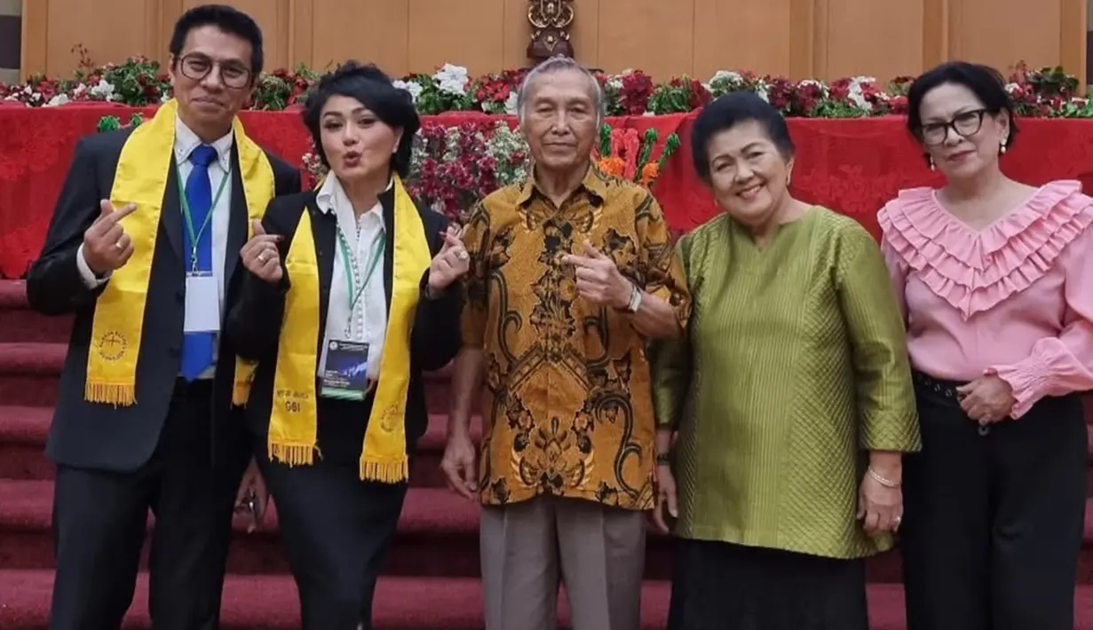 Keputusan Tamara dan Paul untuk beralih profesi ke dunia pelayanan keagamaan bukanlah keputusan yang tiba-tiba. Prosesnya panjang dan penuh pertimbangan. Mereka telah menyelesaikan pendidikan magister di Sekolah Tinggi Teologi pada tahun 2023 lalu. (Liputan6.com/IG/@minerva_gabriela)