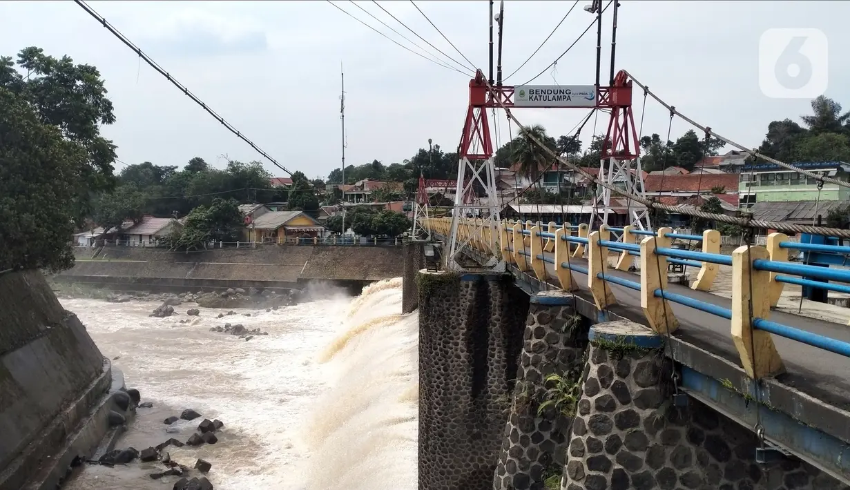 Kondisi Bendung Katulampa, Bogor, Jawa Barat, Senin (10/10/2022). Setelah sebelumnya tinggi muka air (TMA) mencapai 220 Cm dengan status Siaga 1, pada pukul 13.23 WIB Bendung Katulampa terpantau kembali pada status normal. (Liputan.com/Magang/Aida Nuralifa)