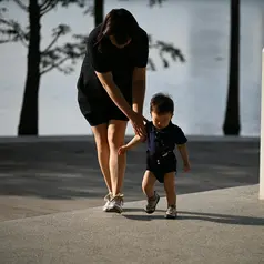 anak belajar berjalan dengan ibu. credits: pexels.com/books
