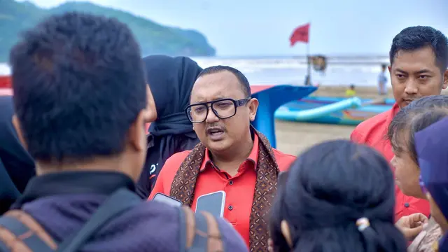 Anggota DPR RI Kaisar Salurkan Bantuan Kapal untuk Nelayan Muda Cilacap, Tegaskan Profesi Bahari Bukan Kelas Dua