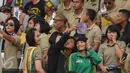 Suporter PS TNI berswadaya foto jelang menyaksikan laga antara PS TNI melawan Sriwijaya FC di Turnamen Piala Bhayangkara, Stadion Si Jalak Harupat, Bandung, Minggu (20/3/2016). PS TNI kalah 1-2 dari Sriwijaya FC. (Liputan6.com/Helmi Fithriansyah)