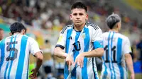 Selebrasi pemain Timnas Argentina U-17, Claudio Echeverri, setelah mencetak gol ke gawang Brasil U-17 dalam pertandingan perempat final Piala Dunia U-17 2023 yang berlangsung di Jakarta International Stadium, Jumat (24/11/2023). (Bola.com/Bagaskara Lazuardi)