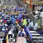 Seorang peserta demo melakukan orasi di atas sebuah mobil, Jakarta. (Liputan6.com/Faizal Fanani)