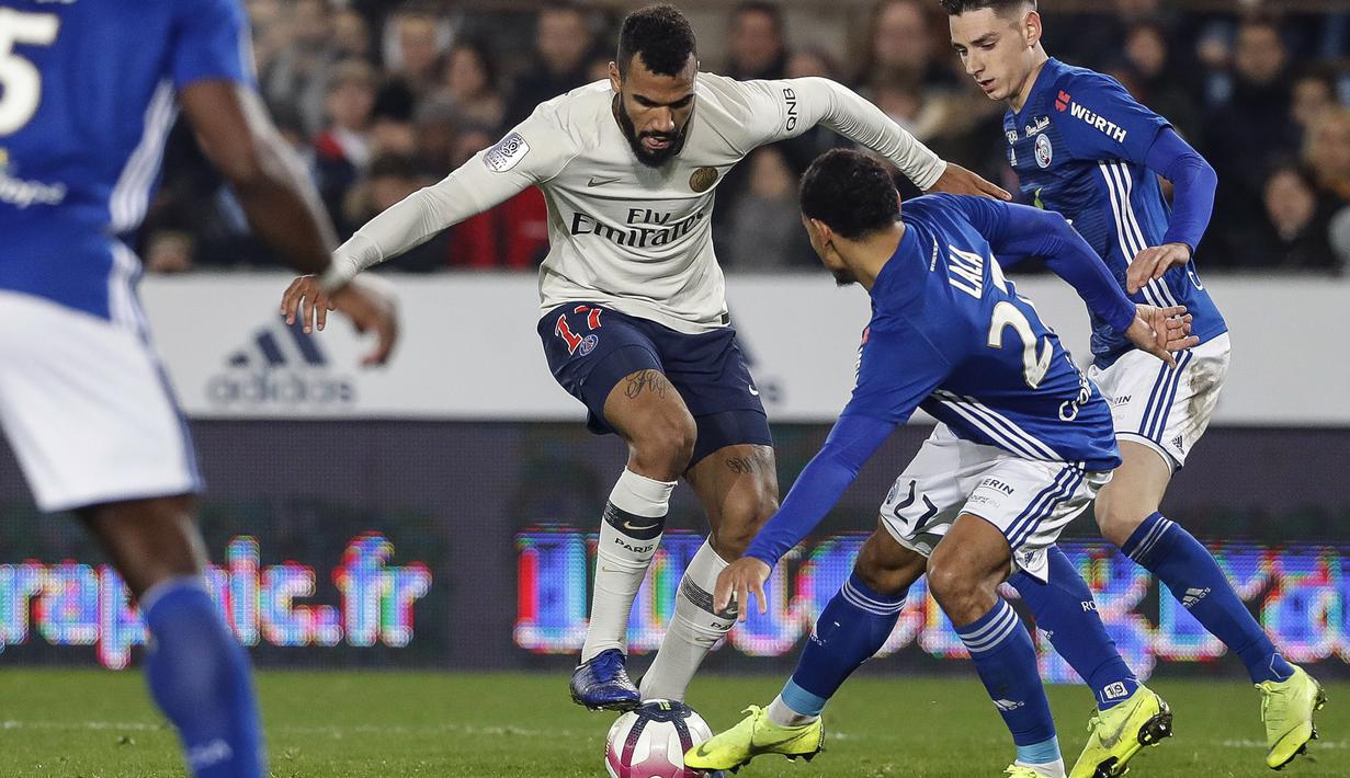 Striker Paris Saint Germain (PSG), Eric Choupo Moting, berusaha melewati pemain RC Strasbourg pada laga Liga 1 Prancis di Stadion Stade de la Meinau, Rabu (5/12). Kedua tim bermain imbang 1-1. (AP/Jean-Francois Badias)