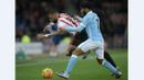 Pemain Manchester City, Raheem Sterling (kanan), berebut bola dengan pemain Sunderland, Yann M'vila, dalam lanjutan Liga Inggris di Stadium of Light, Sunderland, Rabu (3/2/2016) dini hari WIB. (AFP/Oli Scarff)