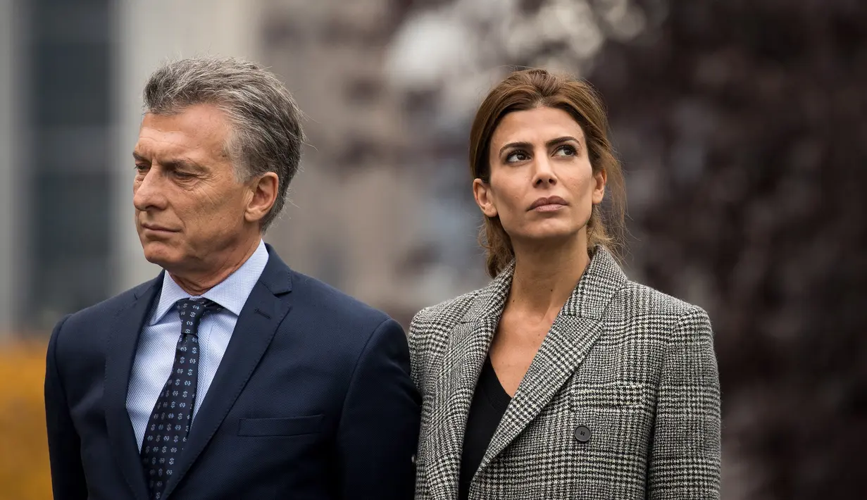 Presiden Argentina, Mauricio Macri didampingi Ibu Negara, Juliana Awada mengunjungi lokasi serangan truk pikap di New York, Amerika Serikat, Selasa (7/11). Lima dari delapan korban meninggal adalah warga Argentina. (Drew Angerer/GETTY IMAGES/AFP)