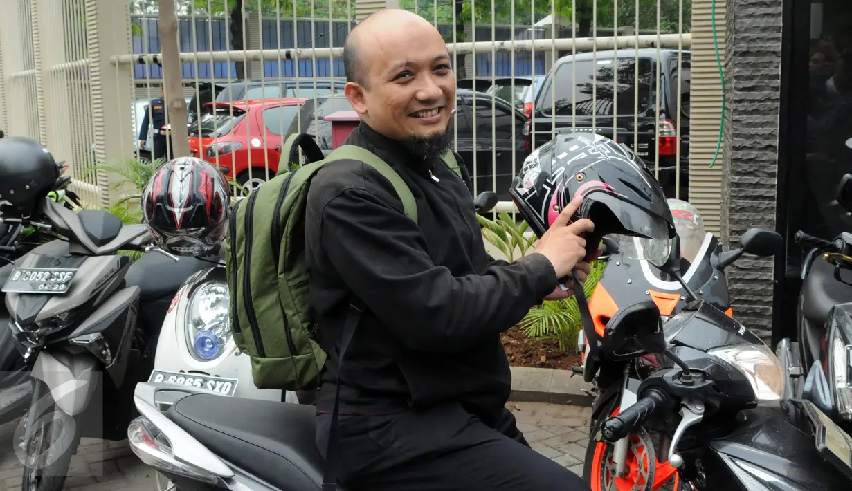 Penyidik senior KPK, Novel Baswedan  saat akan meninggalkan Gedung KPK menggunakan motor, Jakarta, Jumat (4/12). Novel akhirnya tidak jadi ditahan oleh Kejaksaan Bengkulu dan kembali ke Jakarta didampingi oleh kuasa hukumnya. (Lputan6.com/Helmi Afandi) 