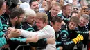 Nico Rosberg disambut kru tim Mercedes GP setelah memenangi F1 GP Brasil di Sirkuit Interlagos, Sao Paulo, Brasil, Senin (16/11/2015) dini hari WIB. (Reuters/Nacho Doce)