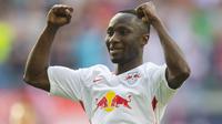 Gelandang RB Leipzig, Naby Keita, merayakan gol yang dicetaknya ke gawang Darmstadt 98 pada laga Bundesliga di Leipzig, Sabtu (1/4/2017). (AFP/Robert Michael)