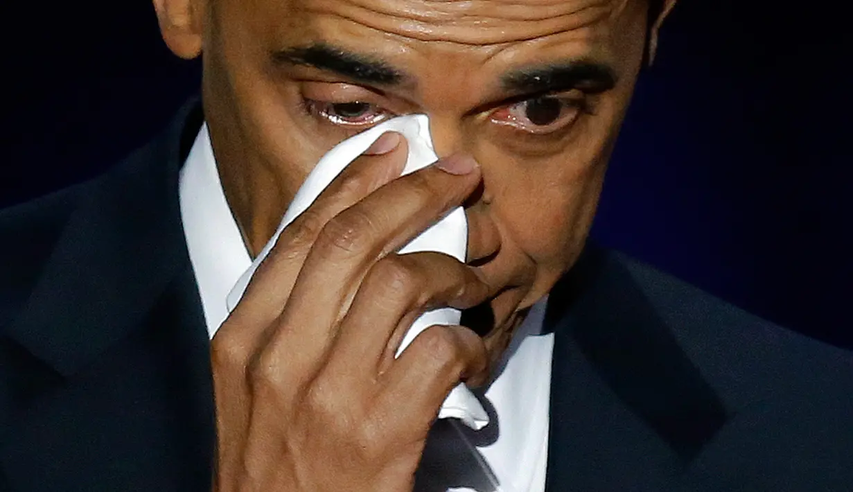 Presiden AS Barack Obama menyeka air mata disela pidato perpisahannya di Chicago, Selasa (10/1). Obama menyampaikan banyak hal yang telah dilalui dalam delapan tahun kepemimpinannya. (AP Photo/Charles Rex Arbogast)