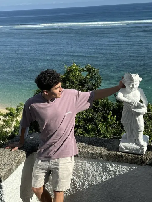 Marc Marquez dengan kaus warna ungu dan shorts warna khaki.  [@marcmarquez93/@gemmpinto]