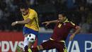 Pemain Brasil, Renato Augusto, dihalangi pemain Venezuela, Arles Flores, dalam laga Kualifikasi Piala Dunia 2018 zona Amerika Selatan di Metropolitano Stadium, Merida, Rabu (12/10/2016) WIB. (AFP/Juan Barreto)