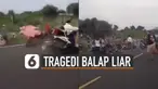 Orang sekitar berusaha menyelamatkan mereka yang terlibat kecelakaan.