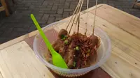 Sate kuah Pontianak, makanan khas Kota Khatulistiwa ditemui di arena Pucuk Coolinary Festival X Big Bang di JIExpo Kemayoran. (Liputan6.com/Dinny Mutiah)