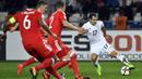 Aksi pemain Georgia, Giorgi Merebashvili menerobos pertahanan Wales pada kualifikasi Piala Dunia 2018 grup D di Boris Paichadze Dinamo Arena, Tbilisi (06/10/2017). Wales menang 1-0. (AFP/Alexander Nemenov)