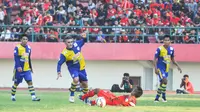 SUSAH PAYAH - Arema Cronus harus bersusah payah memetik kemenangan 2-1 saat menghadapi Persis Solo di laga persahabatan. (Bola.com/Kevin Setiawan)