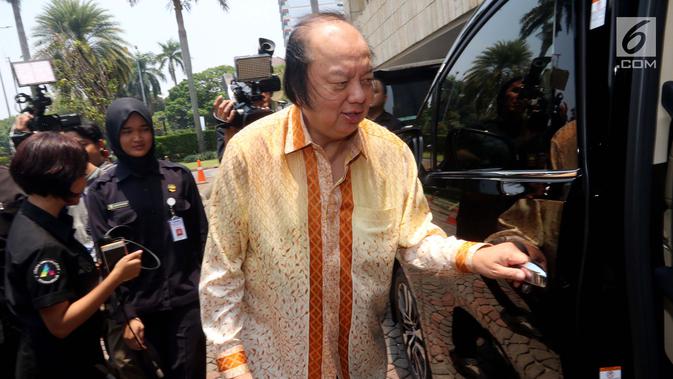 Pendiri Mayapada Group Dato Sri Tahir menuju mobil usai menukarkan dolar AS dan Dolar Singapura di gedung B I, Jakarta, Senin (15/10). Tahir menukarkan uang sebanyak USD 93 juta-55 juta dolar Singapura sekitar Rp 2 triliun. (Liputan6.com/Johan Tallo)