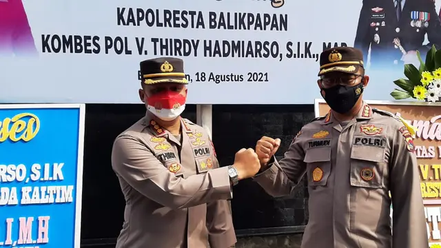 Kapolresta Balikpapan Kombes Pol Turmudi dan penggantinya Kombes Pol V Thirdy Hadmiarso.