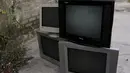 Sejumlah televisi analog lama terlihat dipinggirn jalan di Mexico City, Meksiko, (16/12). Nantinya pemerintah Meksiko akan membagikan secara gratis Tv digital kepada masyarakat yang kurang mampu. (REUTERS/Henry Romero)