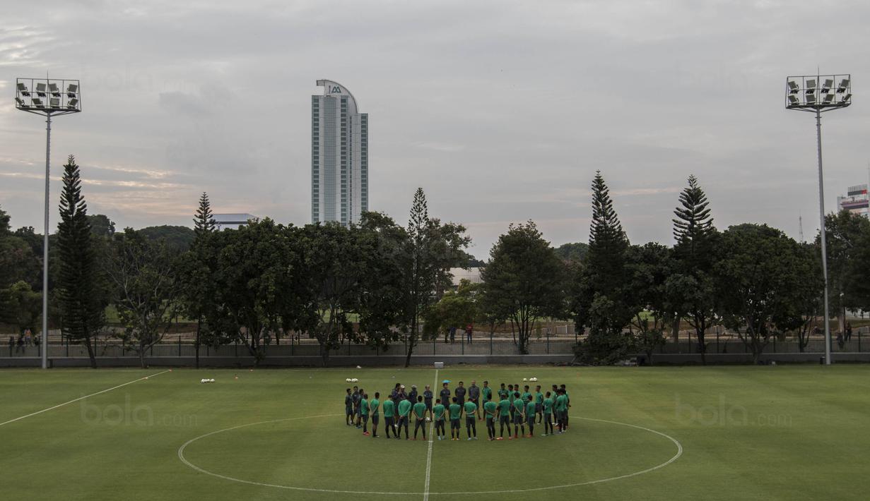 Para pemain Timnas Indonesia diberikan pengarahan saat latihan di Lapangan ABC Senayan, Jakarta, Jumat (12/1/2018). Latihan ini merupakan persiapan jelang laga melawan Islandia. (Bola.com/Vitalis Yogi Trisna)