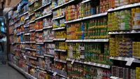 Bahan-bahan makanan kaleng yang dipajang di supermarket. (Liputan6.com/Pexels/ha ha)