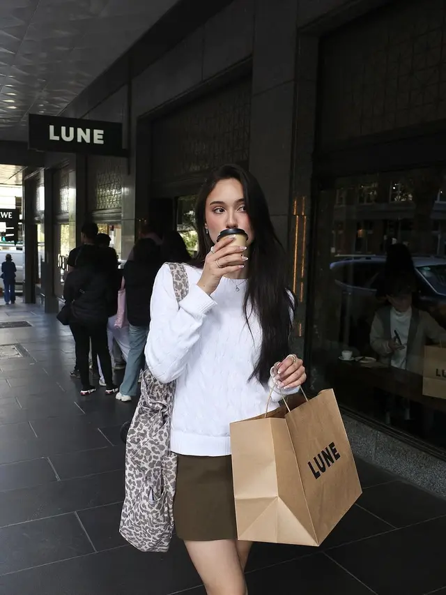 6 Potret Gaya Chic Yasmin Napper Liburan di Australia, Elegan Minimalis