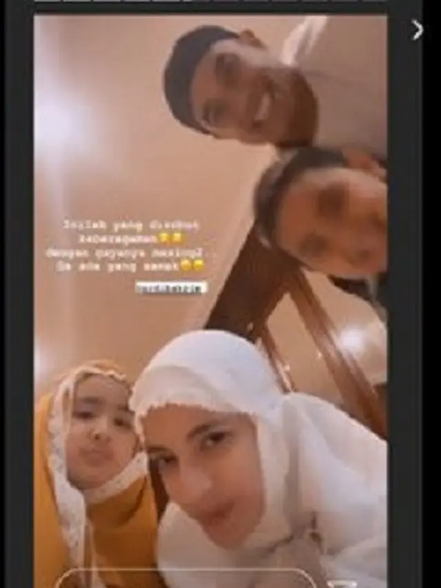 5 Potret Nia Ramadhani dan Mikhayla Kompak Pakai Mukena, Disebut Makin Mirip