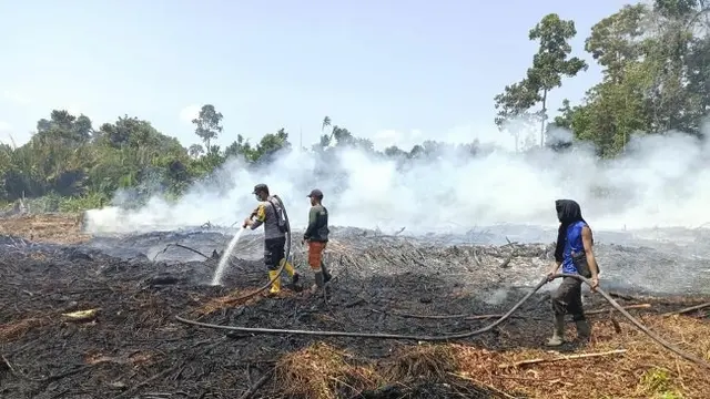 Upaya pemadaman kebakaran lahan di Kabupaten Bengkalis, Riau.