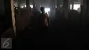 Warga mengecek sisa kios yang terbakar di Pasar Senen, Jakarta Pusat, Jumat (20/1). Akibat kebakaran tersebut‎, total kerugian yang alami pedagang diperkirakan mencapai Rp 101,2 miliar. (Liputan6.com/Gempur M Surya)