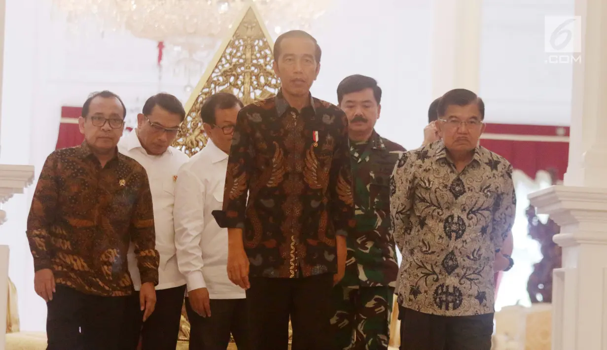 Presiden Joko Widodo atau Jokowi (tengah) menyampaikan keterangan terkait kerusuhan pascapengumuman hasil Pemilu 2019 di Istana Merdeka, Jakarta, Rabu (22/5/2019). Jokowi menyebut tidak akan memberi ruang untuk perusuh yang akan merusak NKRI. (Liputan6.com/HO/Ran)