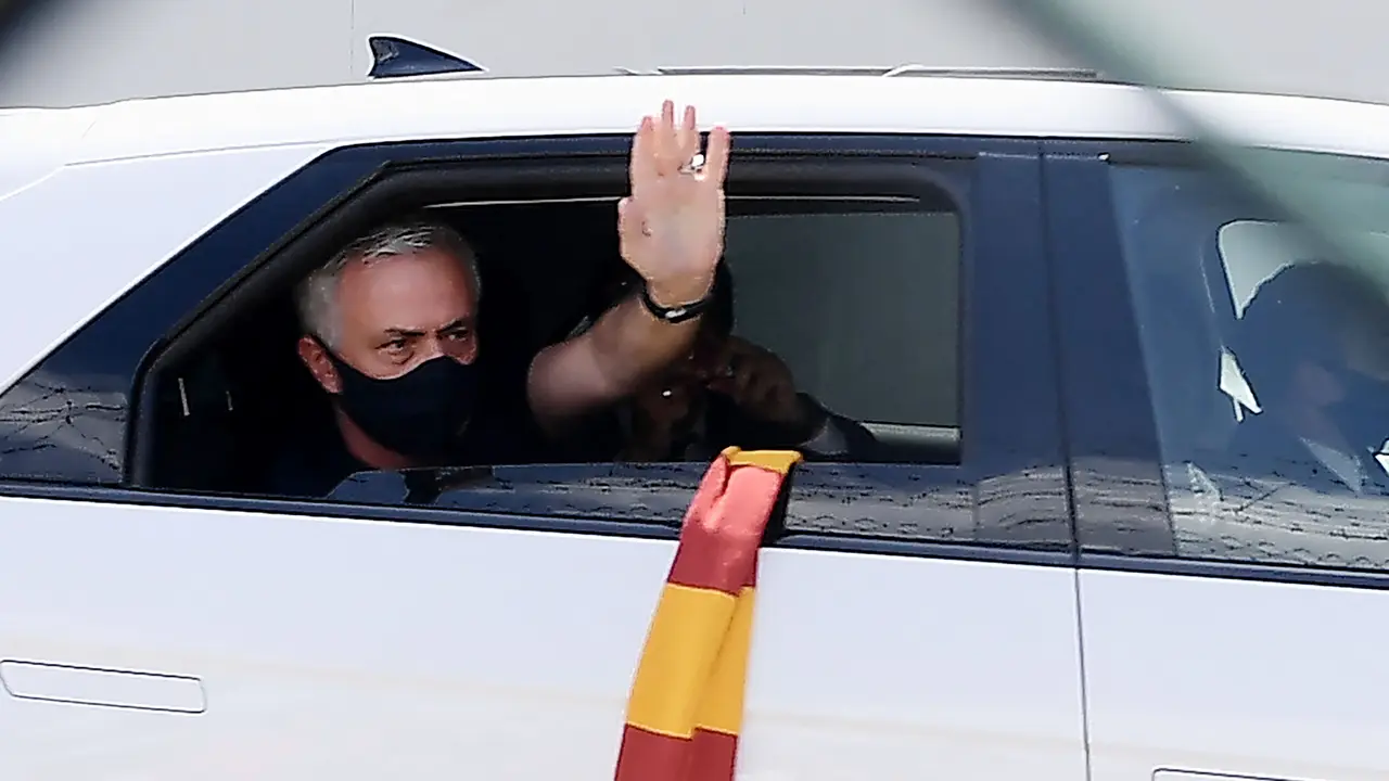 Foto Liga Italia: Penampakan Perdana Jose Mourinho di Markas AS Roma, Disambut Meriah Suporter Serigala Ibu Kota