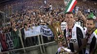 Pemain Juventus, Mario Mandzukic (kiri) dan Miralem Pjanic merayakan kemenangan bersama fans pada final Copaa Italia 2016-2017  di Roma Olympic stadium, (17/5/2017). Juventus menang 2-0. (EPA/Claudio Peri)