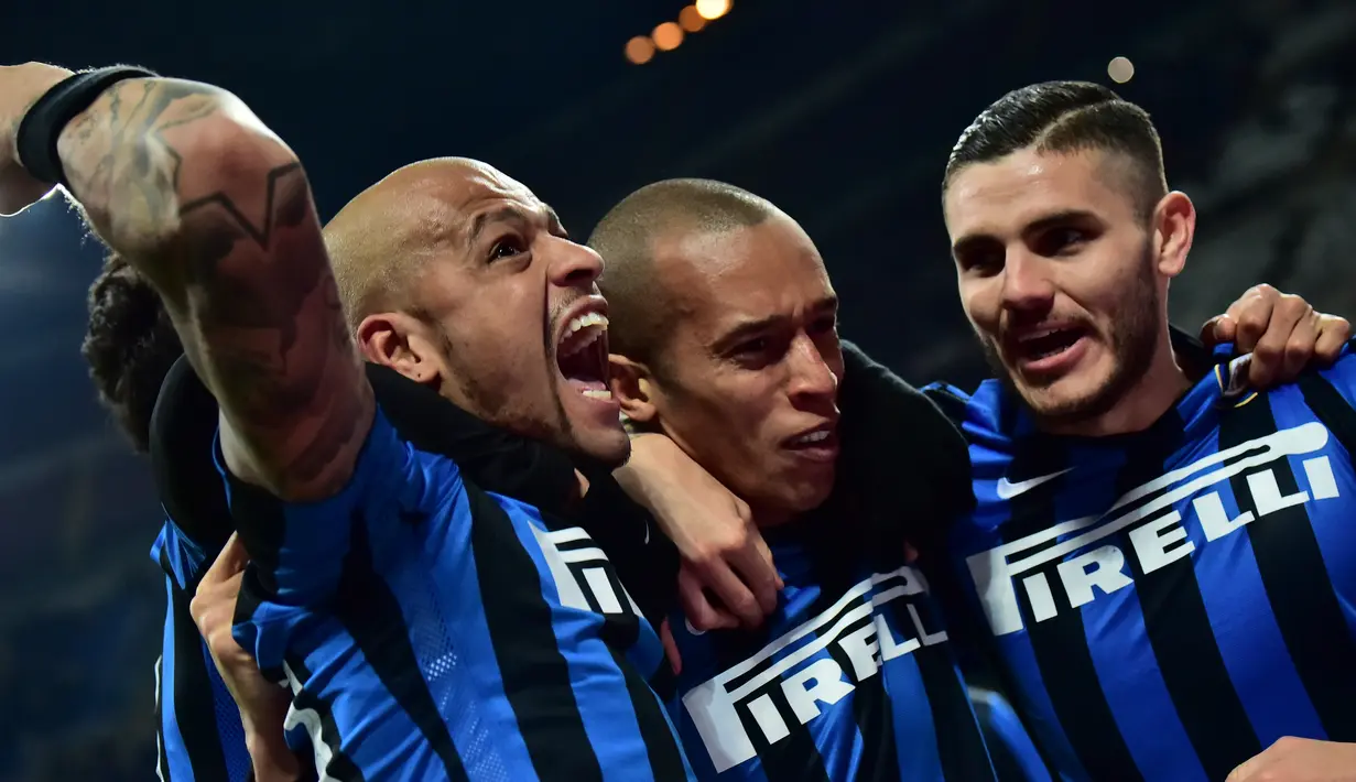 Pemain Inter Milan merayakan gol yang dicetak Joao Miranda (tengah) ke gawang Sampdoria dalam lanjutan Serie A Italia di Stadion Giuseppe Meazza, Milan, Minggu (21/2/2016). (AFP/Giuseppe Cacace)