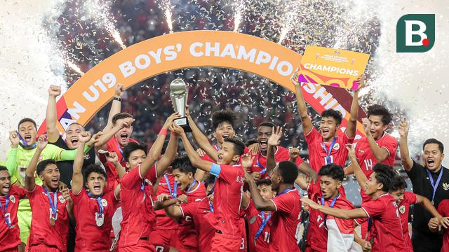 Foto: Selebrasi Kemenangan Timnas Indonesia U-19 dengan Trofi Juara Piala AFF U-19 2024