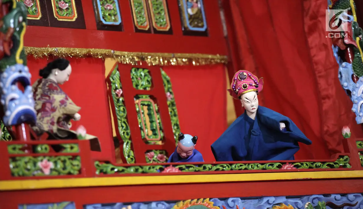 Wayang potehi beraksi di salah satu pusat perbelanjaan di Jakarta, Jumat (2/2). Wayang potehi merupakan khas Tionghoa yang berasal dari Tingkok bagian selatan. (Liputan6.com/Arya Manggala)