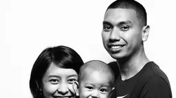 Kebahagiaan keluarga ini pun makin lengkap dengan kehadiran putra pertama mereka bernama Budi Abdulkadir Putra pada 27 September 2016. (Liputan6.com/IG/@dilahadju26)
