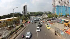 Sejumlah kendaraan melintasi kawasan Lebak Bulus, Jakarta, Kamis (23/7/2015). Kondisi jalan di Jakarta diprediksi akan normal pada 27 Juli mendatang pasca cuti bersama libur Lebaran selesai. (Liputan6.com/Helmi Afandi)