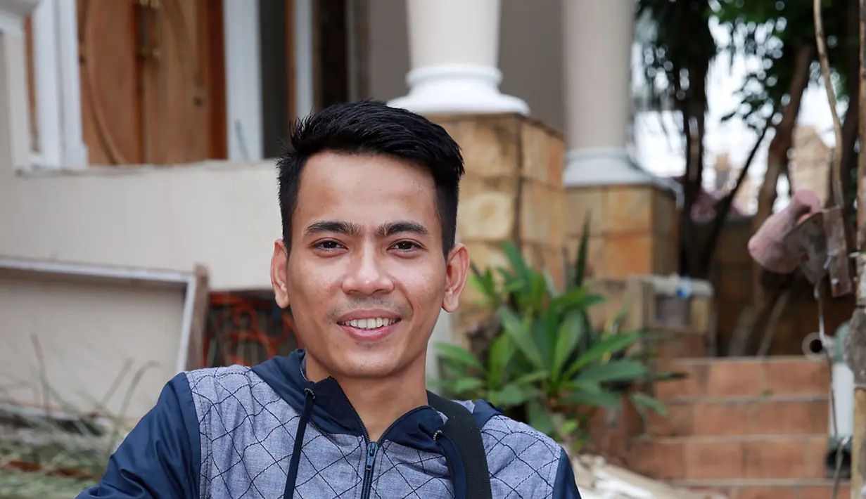 "Lah, ini bang Sang Alang? saya ngefans banget sama abang. Enggak sangka bisa ketemu di sini. Habisnya dulu abang kan gondrong, sekarang sudah beda," ujar Aris. (Deki Prayoga/Bintang.com)