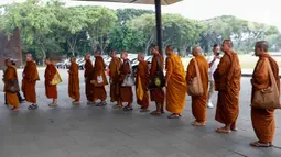 Sebanyak 40 Bhikkhu akan memulai perjalanan Thudong dari Taman Mini Indonesia Indah menuju Candi Borobudur, di Magelang, Jawa Tengah. (Liputan6com/Herman Zakharia)