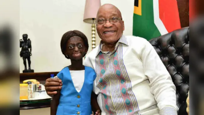 Ontlametse Phalatse saat berfoto dengan Presiden Afrika Selatan Jacob Zuma (thepresidency.gov.za)