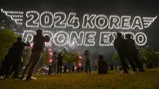 Sekitar 1.000 pesawat tanpa awak atau drone kembang api membentuk pola selama pertunjukan Korea Drone Expo 2024 di Incheon pada tanggal 9 Mei 2024. (Jung Yeon-je/AFP)