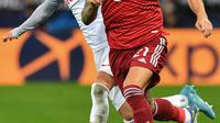 Gelandang RB Salzburg Nicolas Capaldo (kiri) berebut bola dengan bek Bayern Munchen Lucas Hernandez dalam leg pertama 16 besar Liga Champions di Red Bull Arena, Kamis dini hari WIB (17/2/2022). Bayern Munchen meraih hasil imbang 1-1 saat bertandang ke markas RB Salzburg. (KERSTIN JOENSSON/AFP)