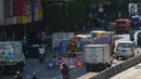 Pekerja beraktivitas di galian kabel yang berada di tengah jalan Gajah Mada, Jakarta, Sabtu (12/5). Galian kabel instalasi listrik bertegangan tinggi yang berada di tengah jalan ini membuat arus lalu lintas sedikit tersendat. (Merdeka.com/Imam Buhori)