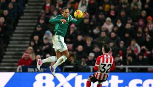 Bek Liverpool, Virgil van Dijk melompat untuk menyundul bola dalam pertandingan sepak bola Liga Inggris antara Sunderland dan Liverpool di Stadion of Light, Sunderland, Inggris timur laut, pada 11 Februari 2026. (ANDY BUCHANAN / AFP)