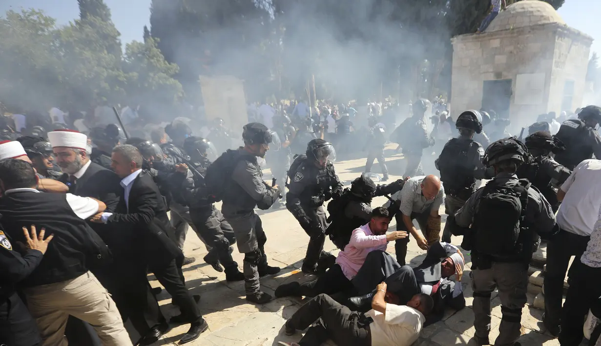 Polisi Israel saat bentrok dengan jemaah muslim Palestina di kompleks masjid al-Aqsa di Yerusalem (11/8/2019). Bentrokan terjadi usai salat Idul Adha Adha. (AP Photo/Illean Mahmoud)