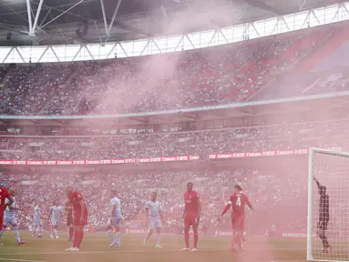 Suasana merah merona saat pertandingan antara Manchester City melawan Liverpool dalam laga semifinal Piala FA di stadion Wembley.  (AFP/Adrian Dennis)