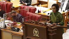 Menteri Keuangan Sri Mulyani (kanan) menyampaikan laporannya saat Rapat Paripurna ke-23 DPR RI di Kompleks Parlemen, Senayan, Jakarta, Selasa (24/5/2022). Agenda rapat paripurna membahas pembicaraan tingkat II/pengambilan keputusan terhadap RUU tentang perubahan kedua atas undang-undang nomor 12 tahun 2011 tentang pembentukan peraturan perundang-undangan. (Liputan6.com/Angga Yuniar)